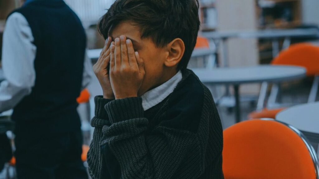 泣いている子供。